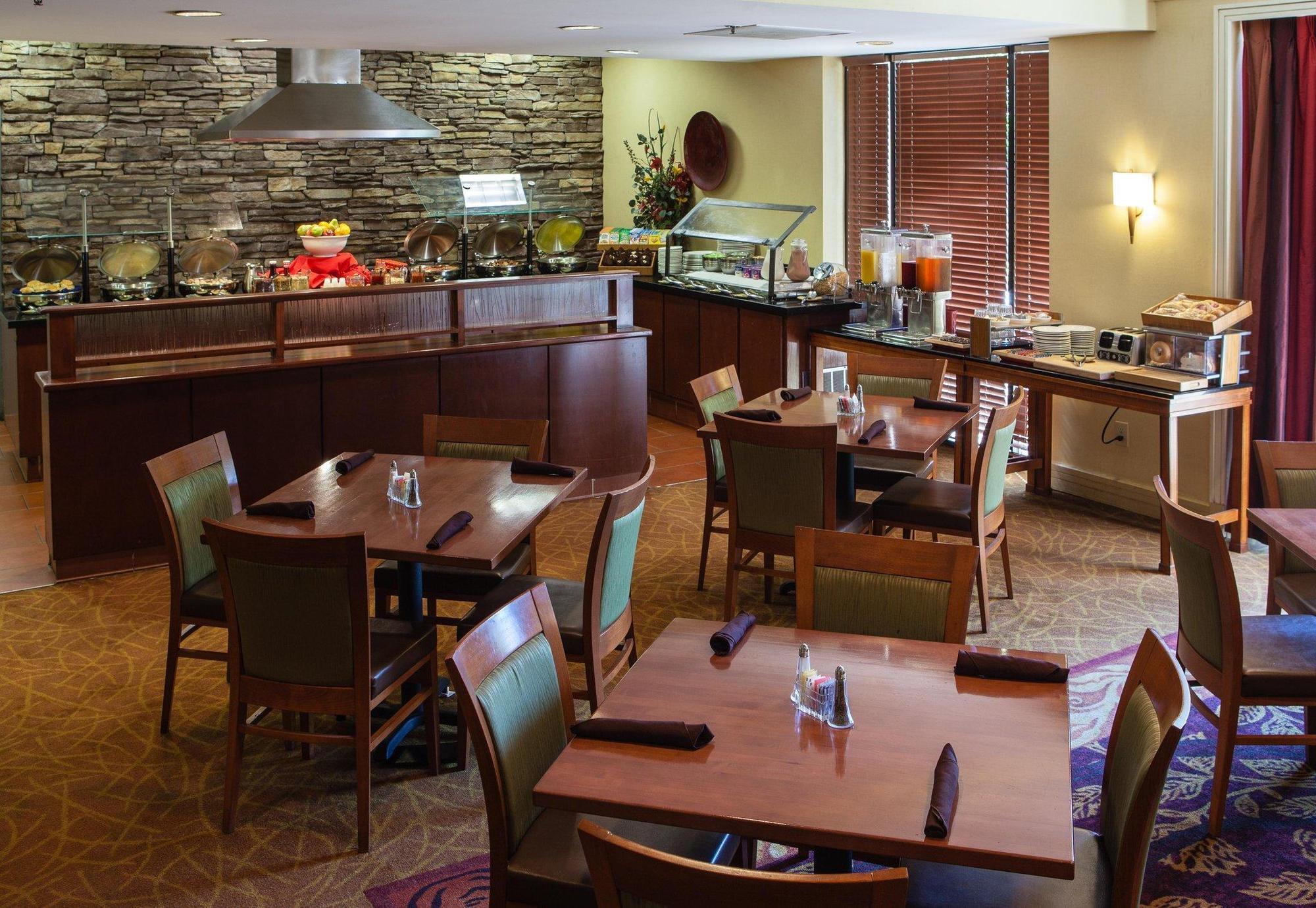 Готель Doubletree By Hilton Atlanta Airport College Park Екстер'єр фото